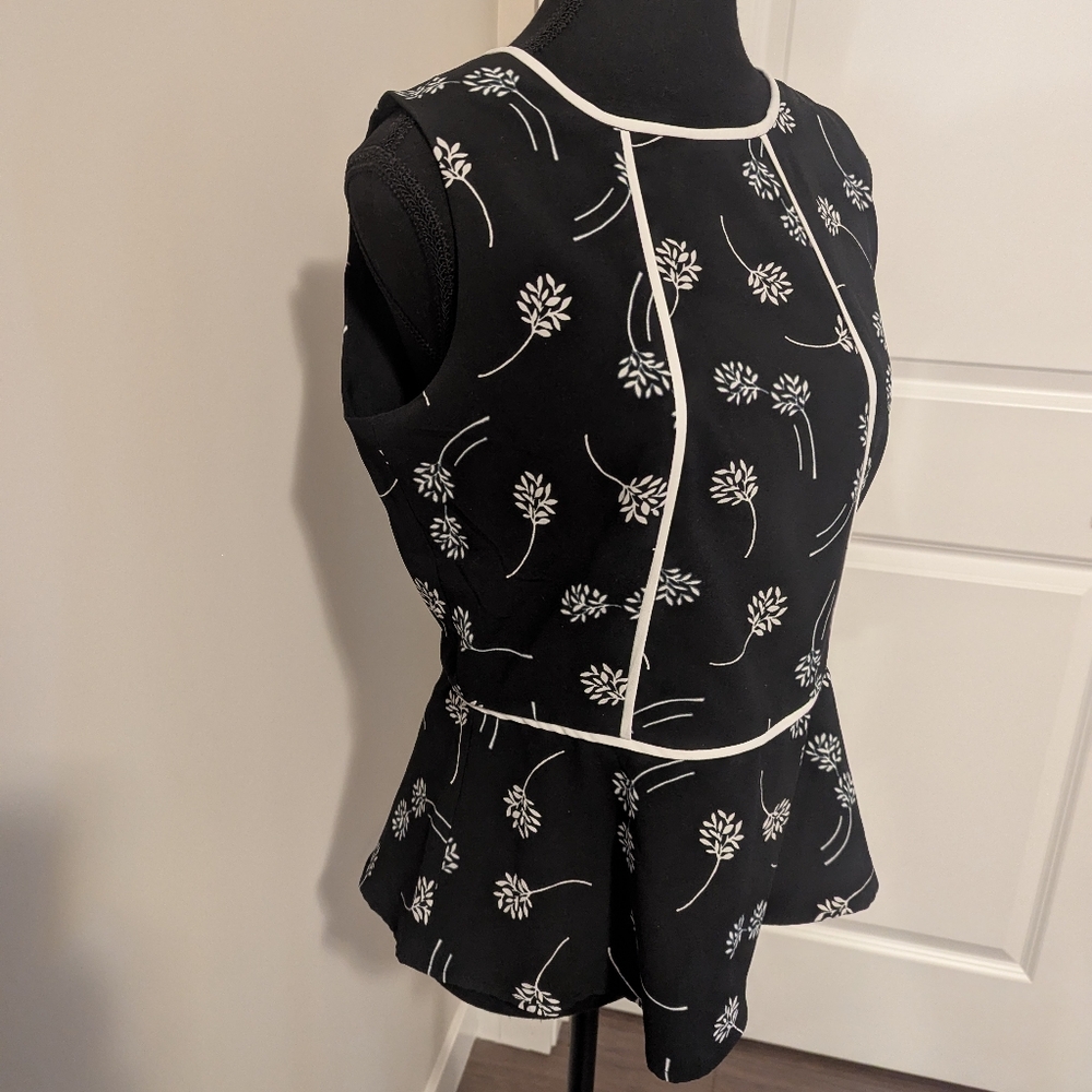 BANANA REPUBLIC | peplum top blouse, black, white flowers, medium, round neck - Picture 2 of 7